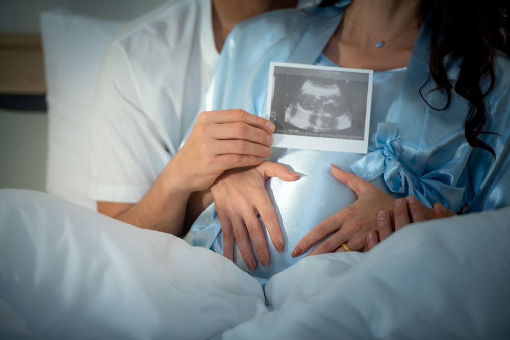 Sperm donasyonu sürecinde ultrason görüntüsünü birlikte inceleyen bir çift